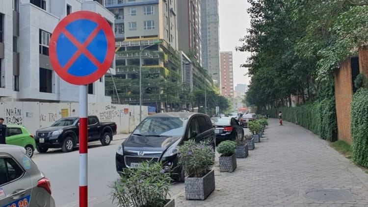 Mức phạt lỗi ô tô dừng xe tại vị trí cấm theo Nghị định 168 năm 2025